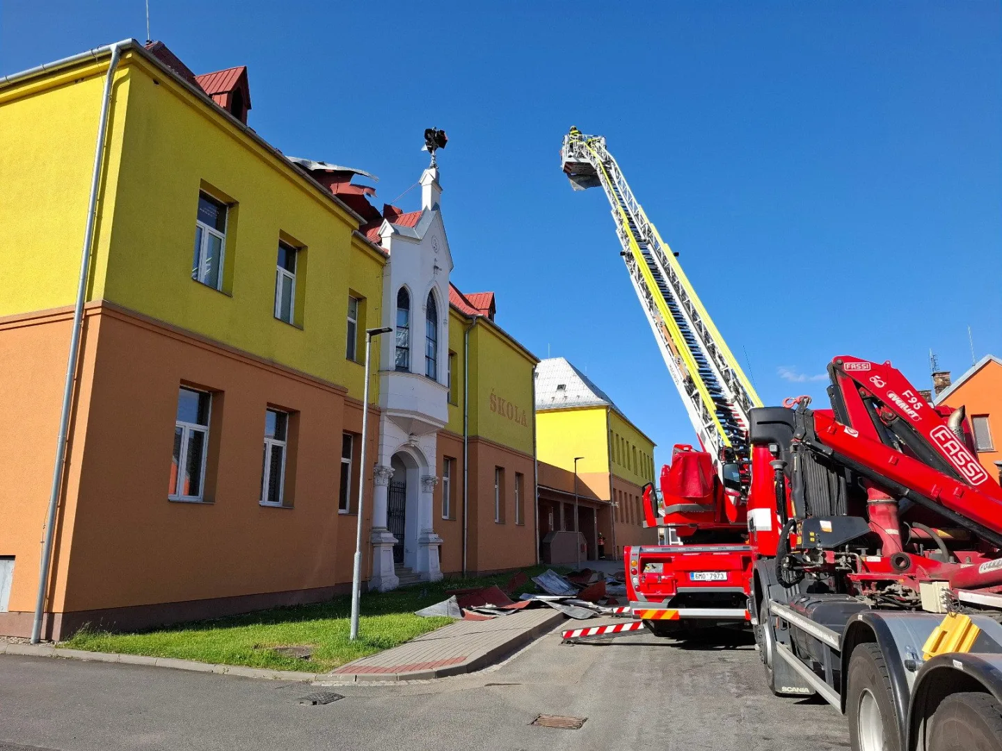 Silný vítr utrhl obrovskou střechu na škole v Dlouhé Loučce, hrozilo zřícení. Hasiči plechy rozřezali