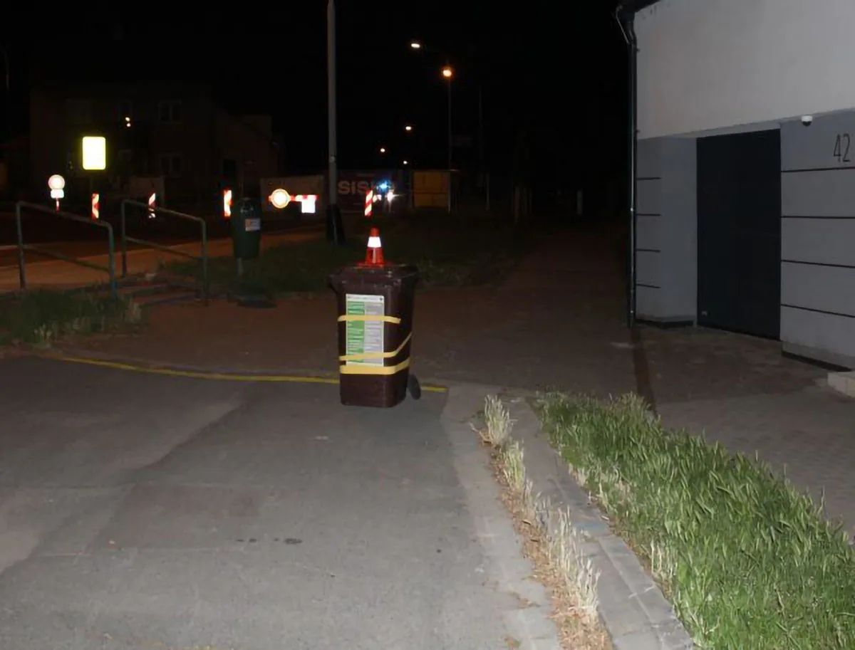 S dodávkou ujížděl v Přerově i po chodníku. Celníci v nabouraném voze našli drogy, řidič prchl