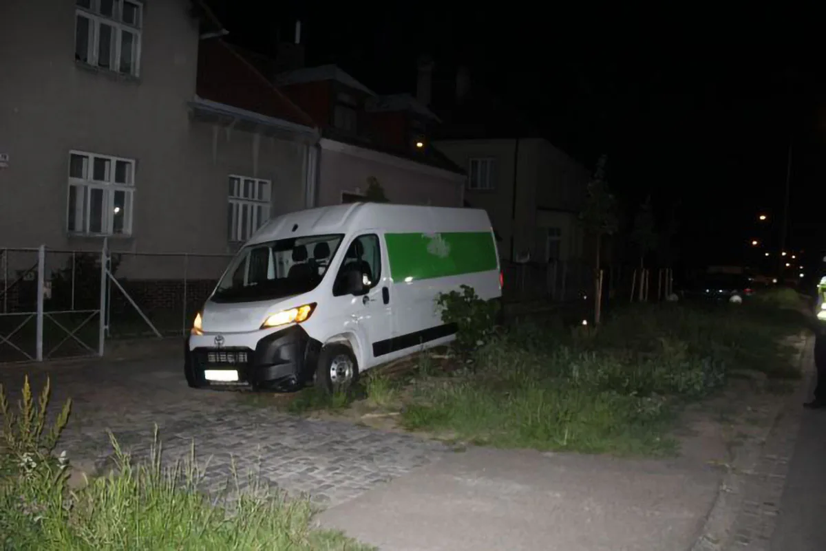 S dodávkou ujížděl v Přerově i po chodníku. Celníci v nabouraném voze našli drogy, řidič prchl