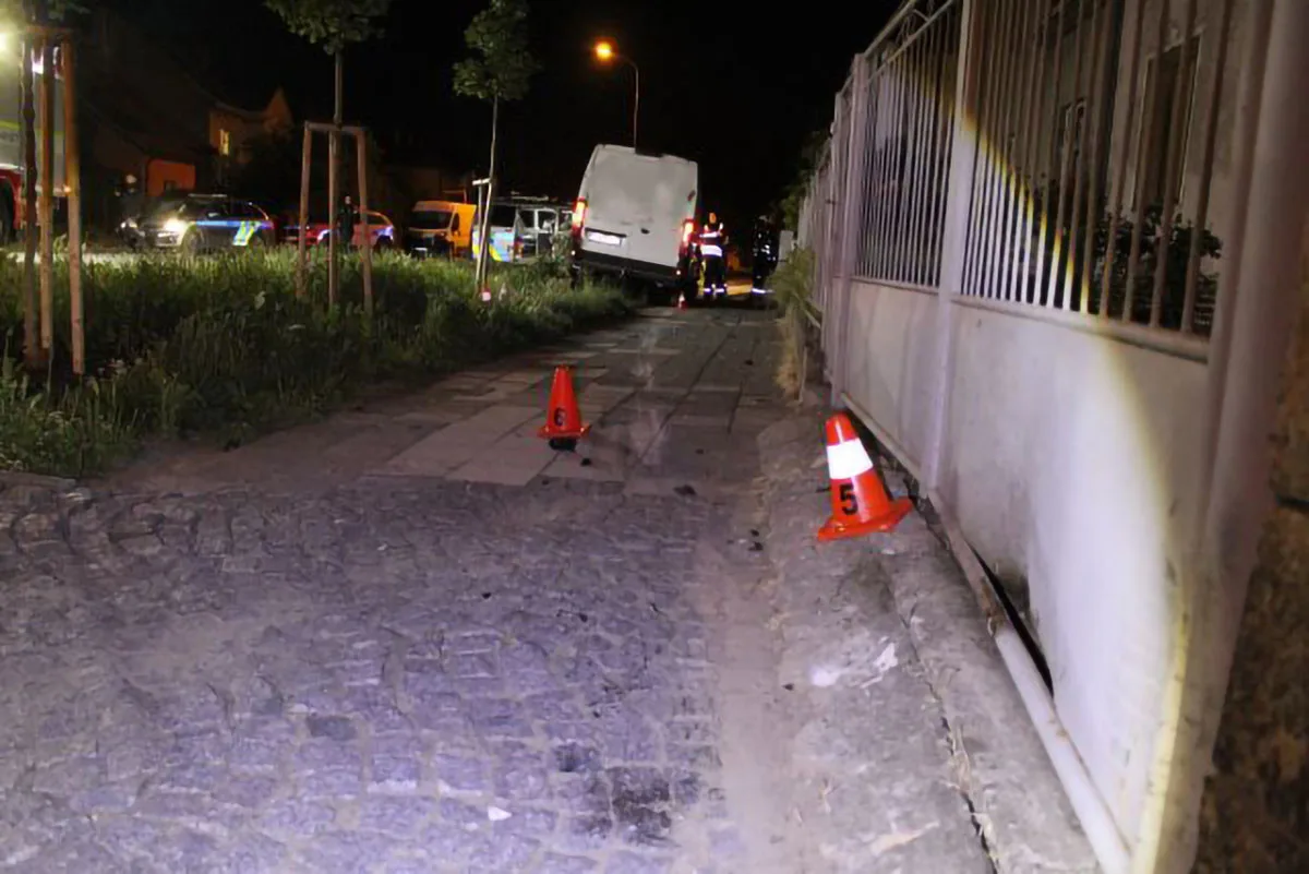 S dodávkou ujížděl v Přerově i po chodníku. Celníci v nabouraném voze našli drogy, řidič prchl