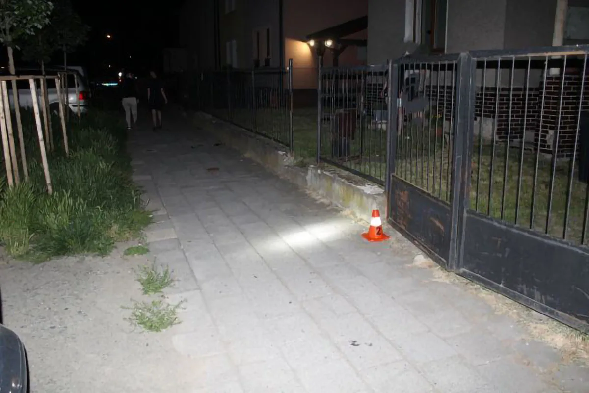 S dodávkou ujížděl v Přerově i po chodníku. Celníci v nabouraném voze našli drogy, řidič prchl