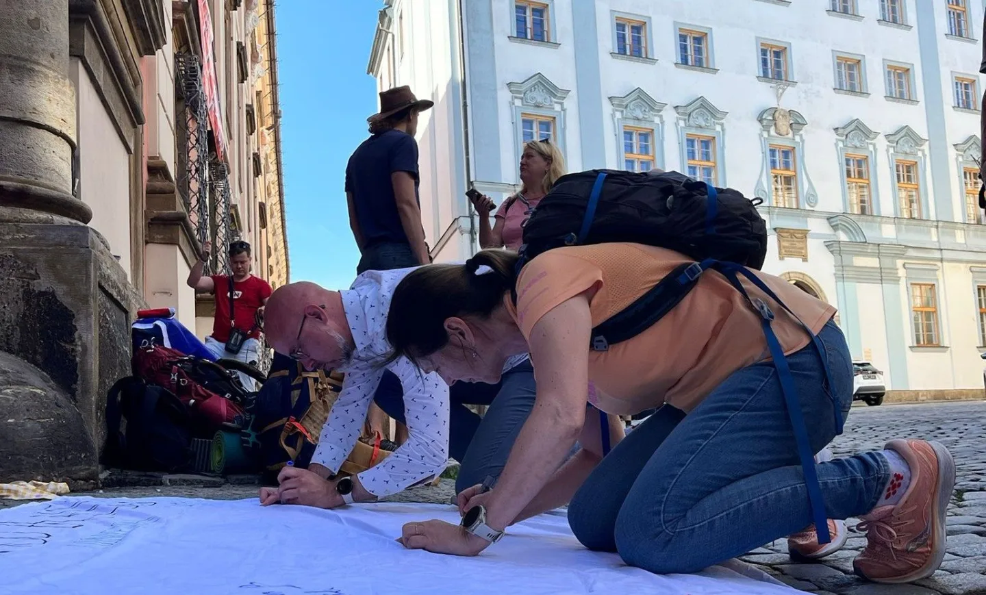 Z Olomouce vyrazil Pochod za kulturu. Během dvou týdnů dojde až do Prahy