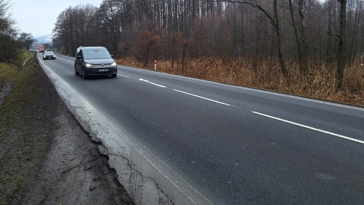 Cestování do Jeseníků a do Polska zkomplikuje oprava na Šumpersku. Silnice má trhliny