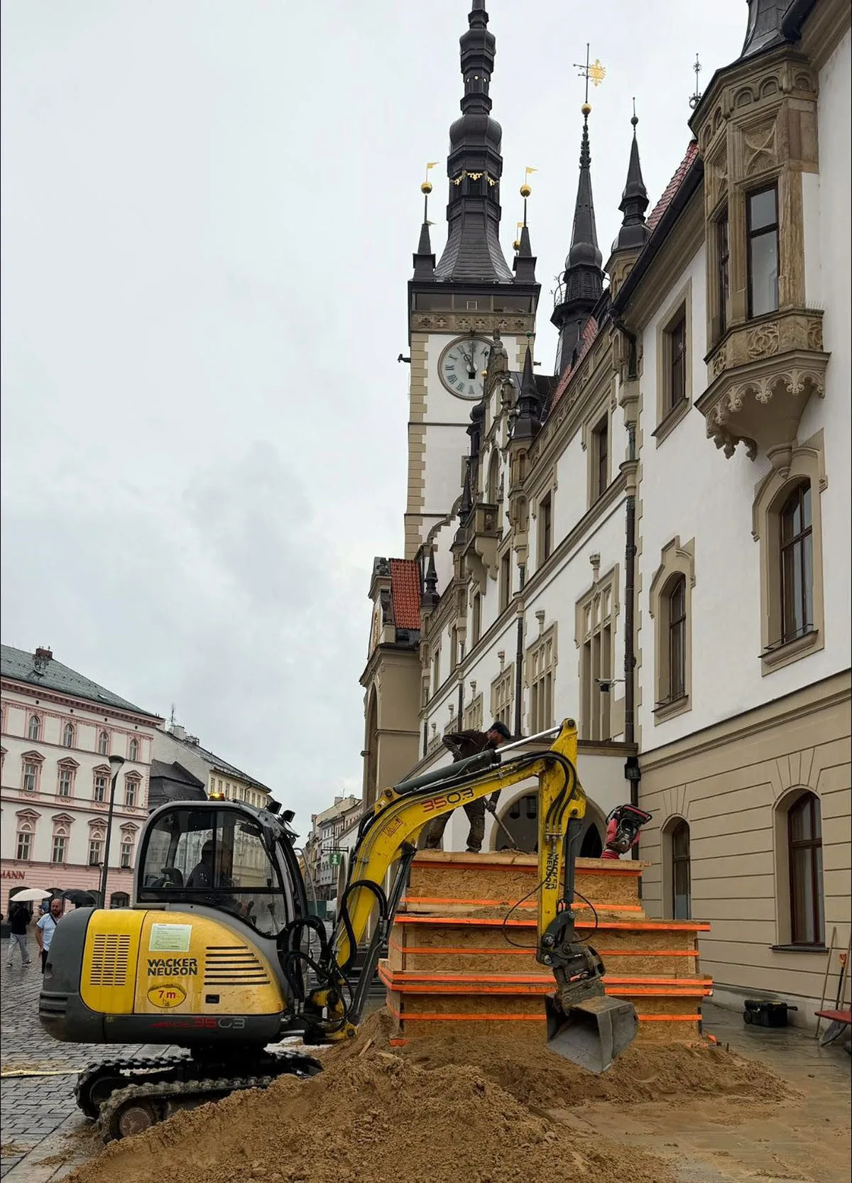 Pocta Mozartovi u radnice. V Olomouci vzniká jedinečná socha z písku