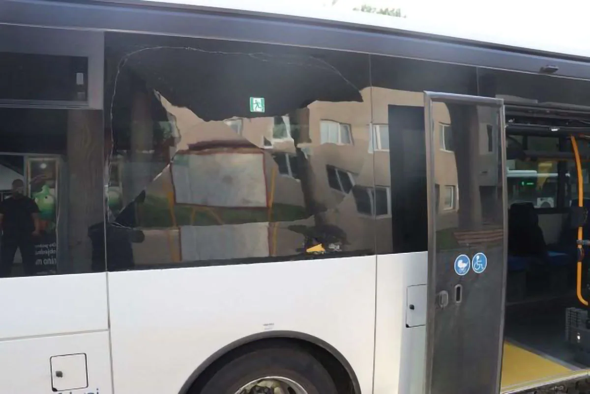 Vzteklý chodec neunesl zdržení. Hlavou prorazil okno autobusu v Prostějově
