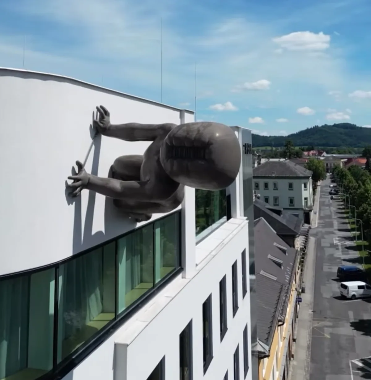 Nově nainstalovaná socha Davida Černého na fasádě hotelu Perk v Šumperku