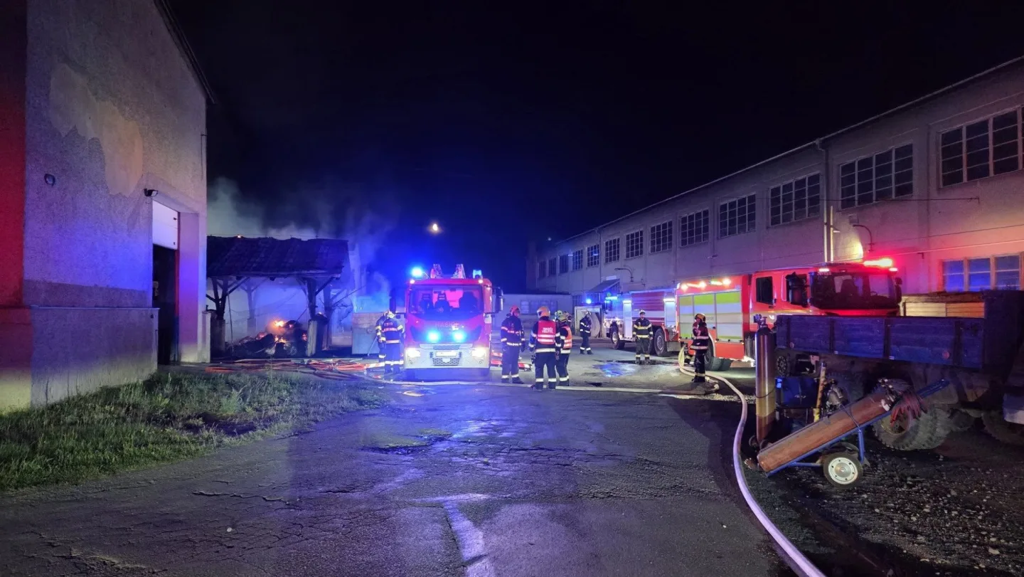 Noční požár v Horce nad Moravou. Na místo vyjíždělo sedm jednotek hasičů