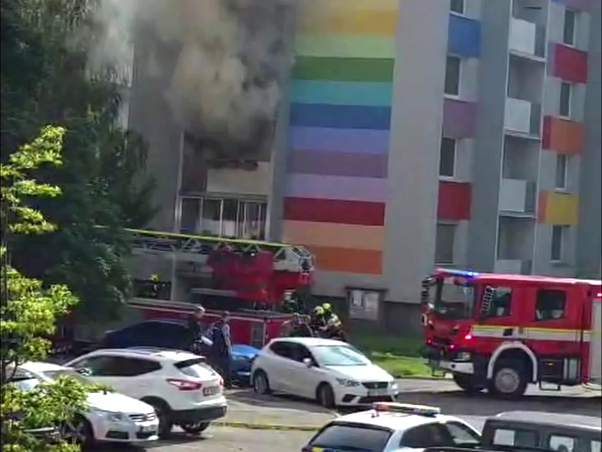 VIDEO: Baterie elektrokola vzplála při nabíjení. Na sídlišti v Olomouci vyhořel byt