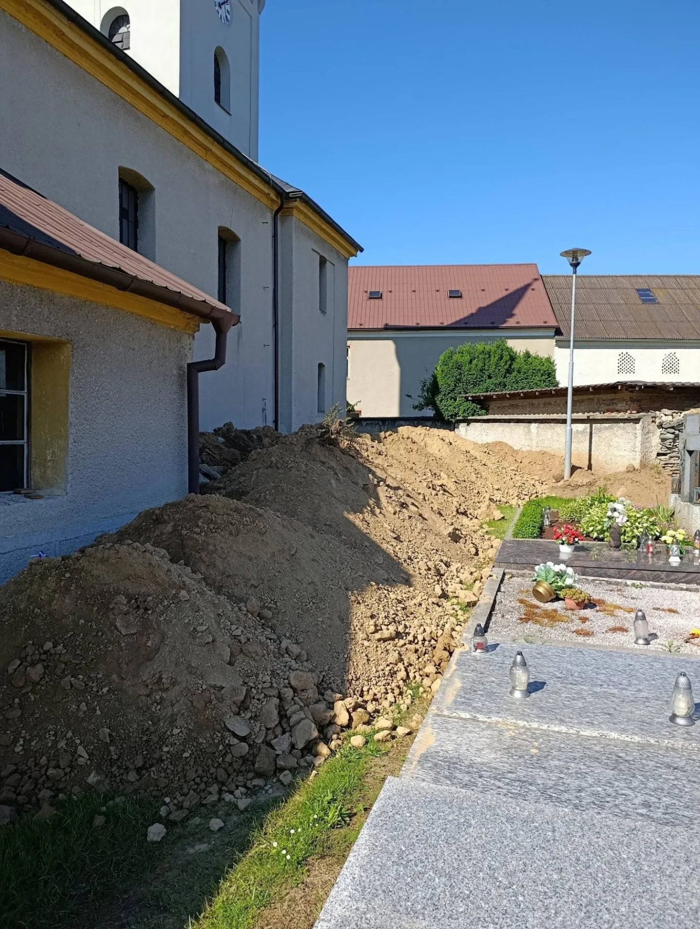 Dělníci při opravách hřbitova na Šumpersku vykopali lidské kosti. Pietu dodržíme, ubezpečuje firma