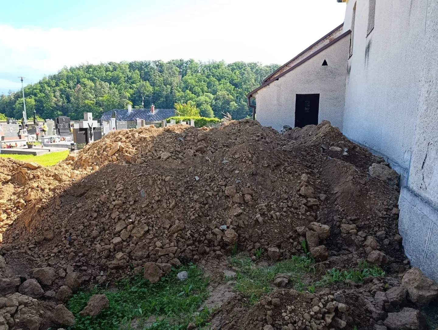 Dělníci při opravách hřbitova na Šumpersku vykopali lidské kosti. Pietu dodržíme, ubezpečuje firma
