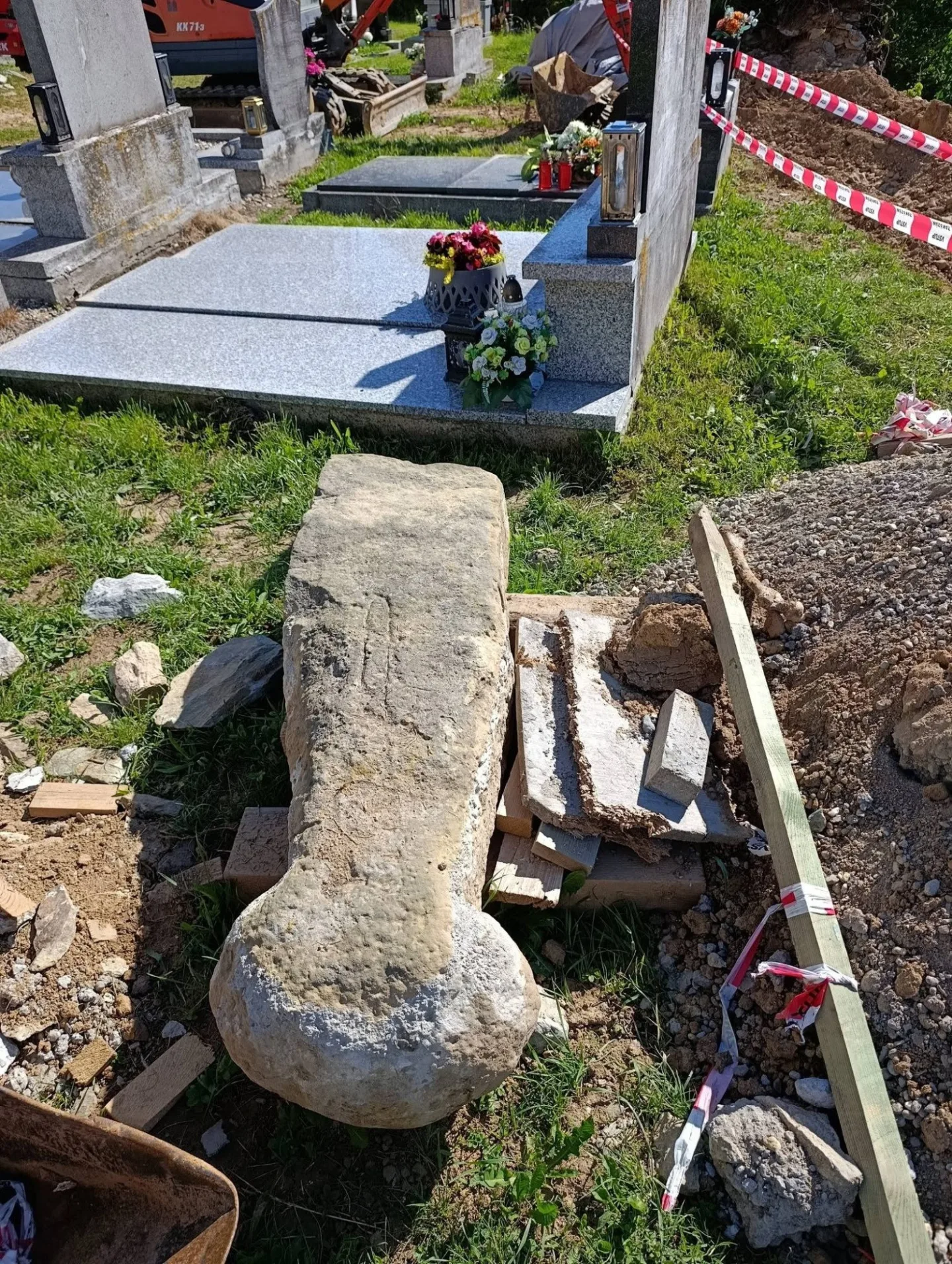 Dělníci při opravách hřbitova na Šumpersku vykopali lidské kosti. Pietu dodržíme, ubezpečuje firma
