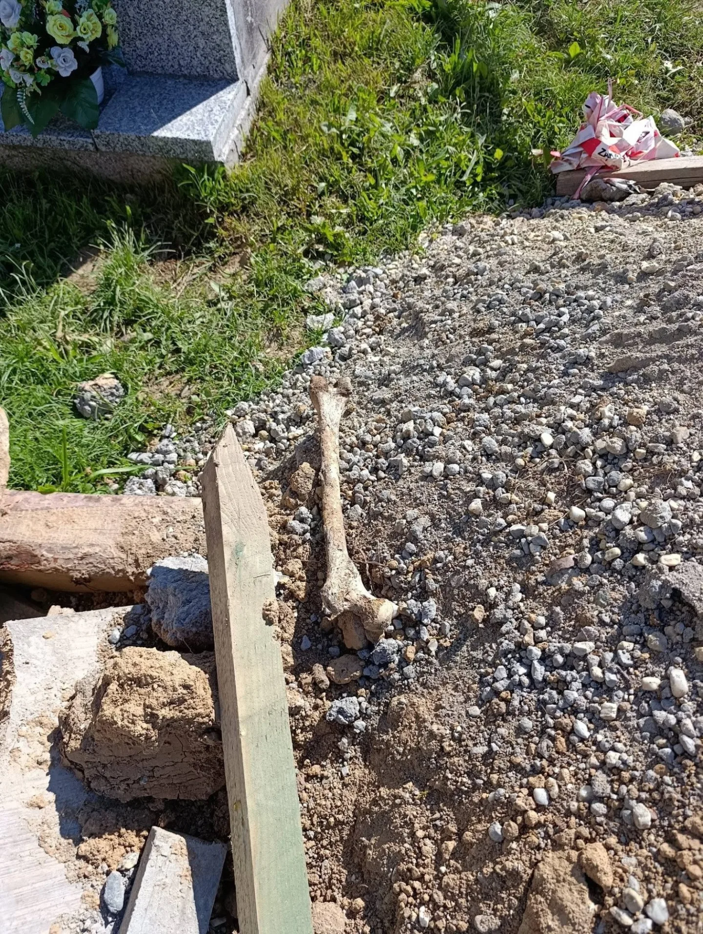 Dělníci při opravách hřbitova na Šumpersku vykopali lidské kosti. Pietu dodržíme, ubezpečuje firma