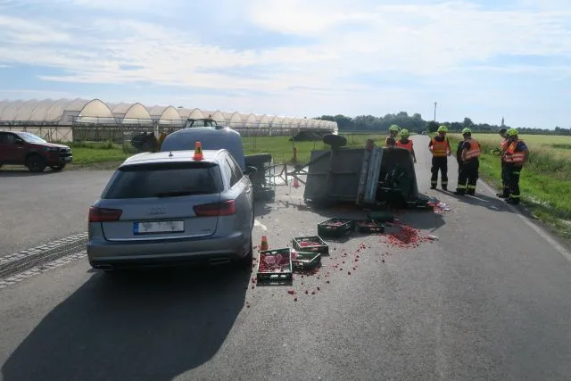 Osobák na Prostějovsku napálil do traktoru. Tři sta kilo jahod a malin se rozsypalo po celé silnici
