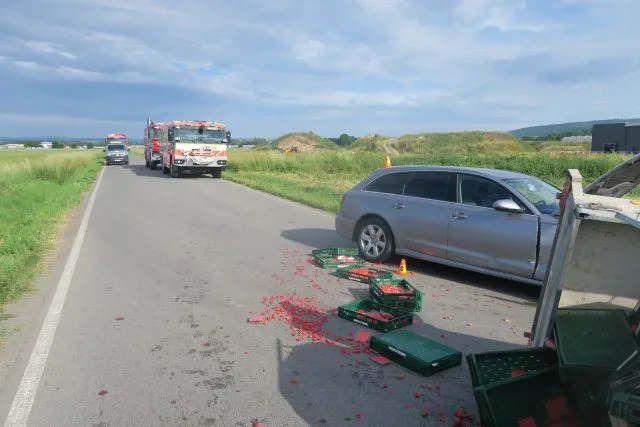 Osobák na Prostějovsku napálil do traktoru. Tři sta kilo jahod a malin se rozsypalo po celé silnici