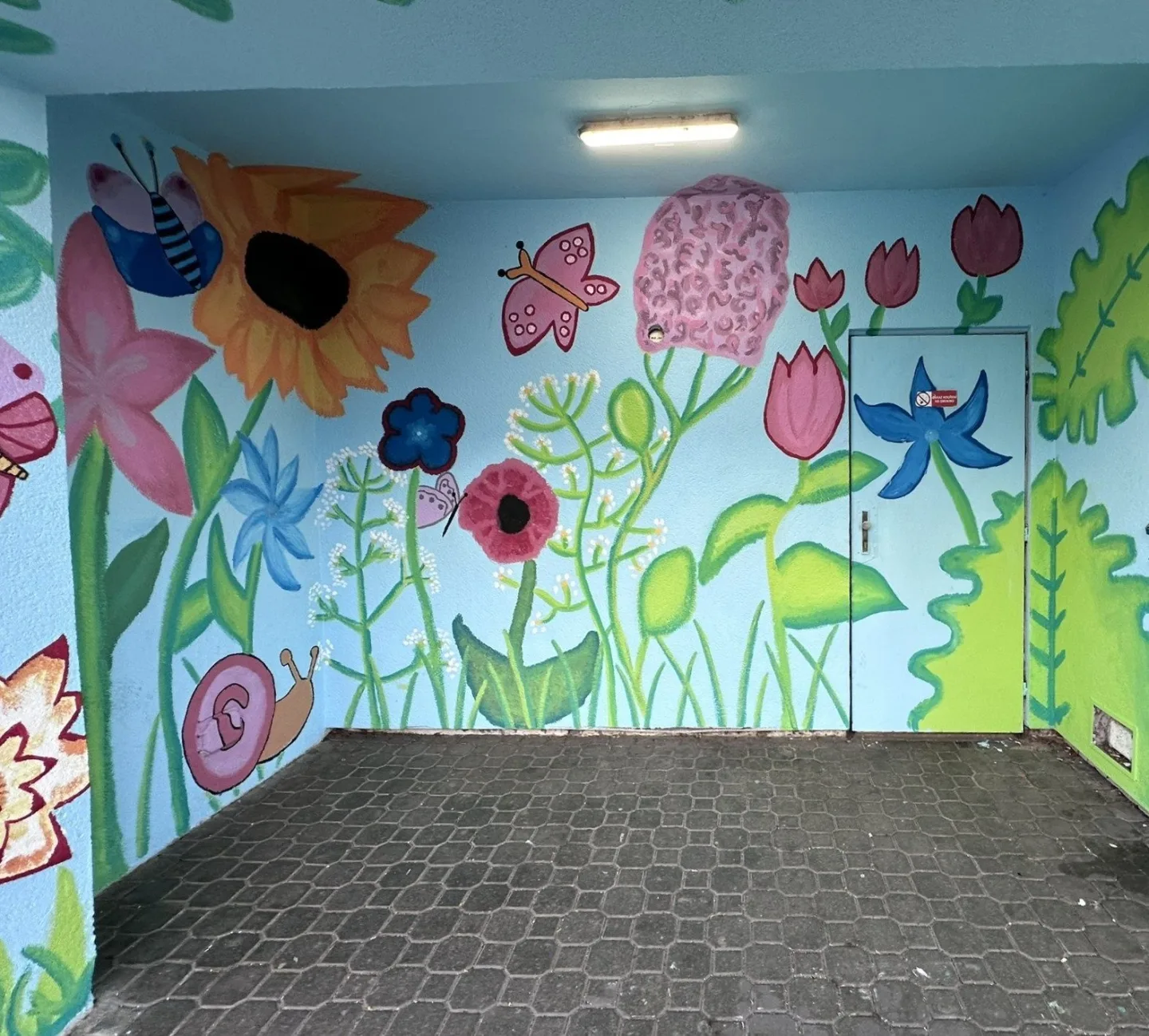 FOTOGFALERIE: Žáci ZŠ Gorkého vymalovali tramvajovou zastávku Pavlovičky. Podívejte se