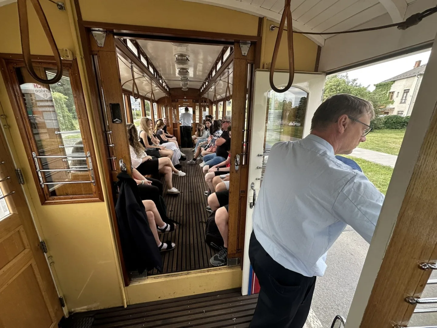 FOTOGFALERIE: Žáci ZŠ Gorkého vymalovali tramvajovou zastávku Pavlovičky. Podívejte se