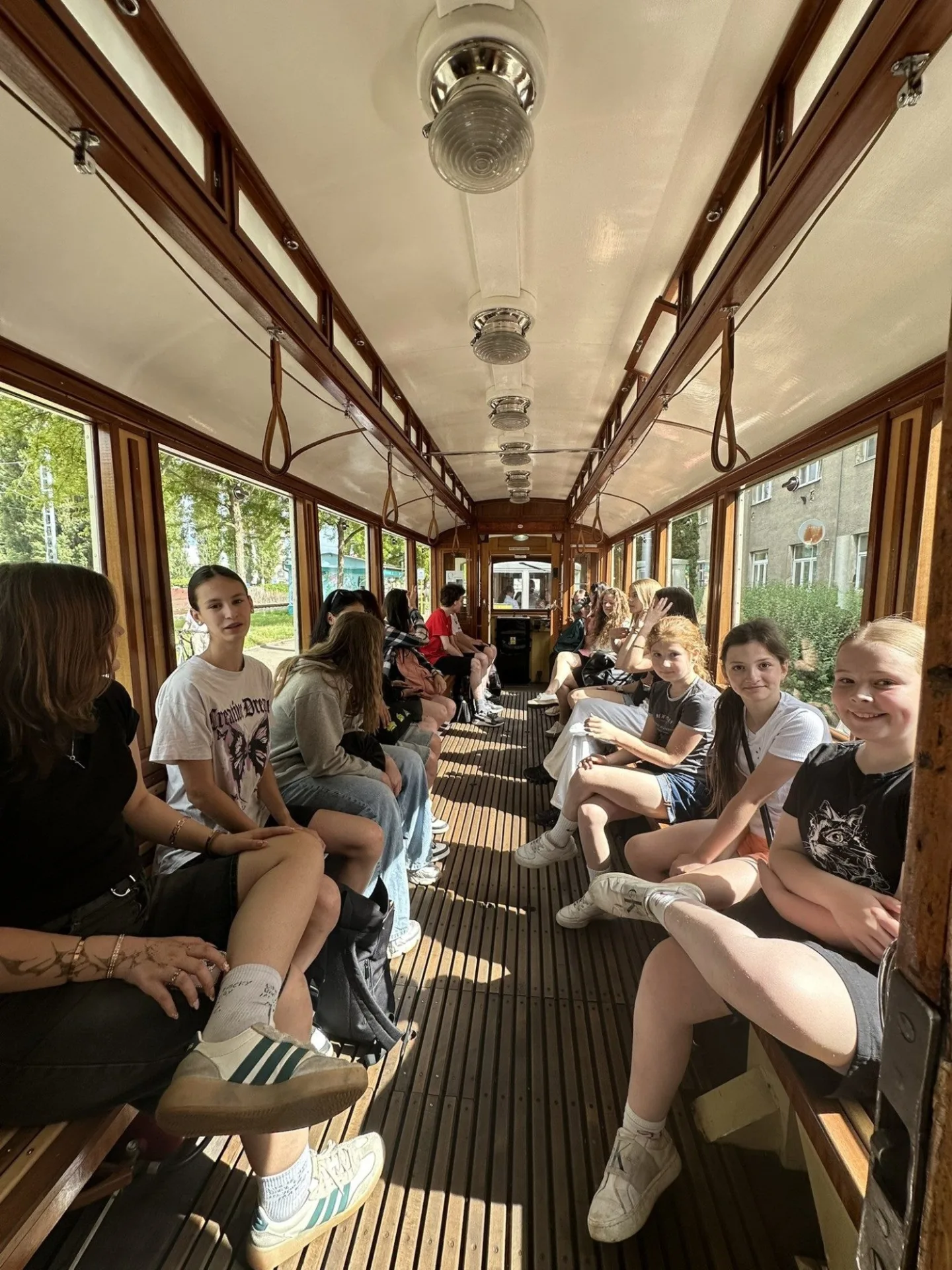 FOTOGFALERIE: Žáci ZŠ Gorkého vymalovali tramvajovou zastávku Pavlovičky. Podívejte se
