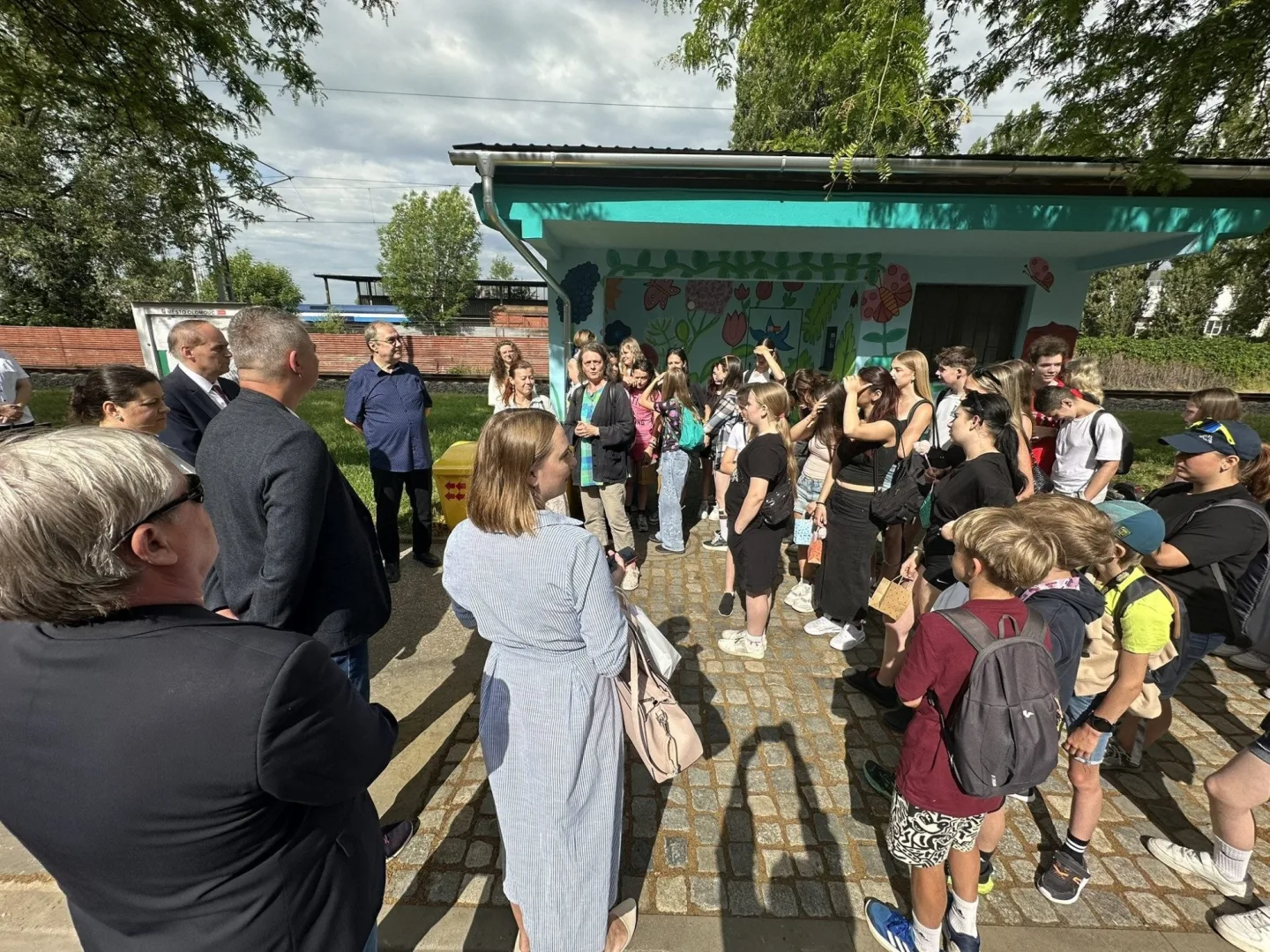 FOTOGFALERIE: Žáci ZŠ Gorkého vymalovali tramvajovou zastávku Pavlovičky. Podívejte se