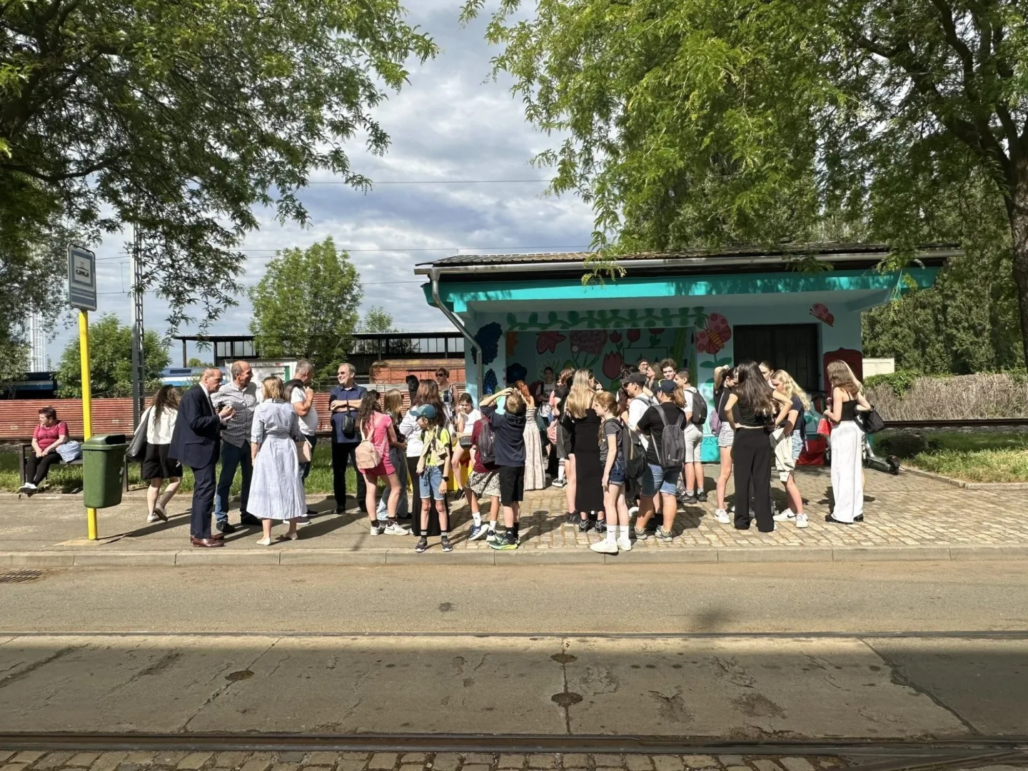 FOTOGFALERIE: Žáci ZŠ Gorkého vymalovali tramvajovou zastávku Pavlovičky. Podívejte se