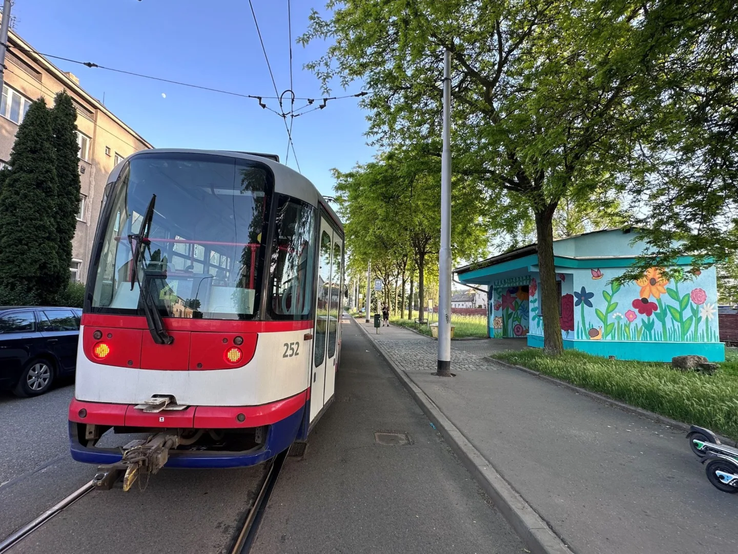 FOTOGFALERIE: Žáci ZŠ Gorkého vymalovali tramvajovou zastávku Pavlovičky. Podívejte se