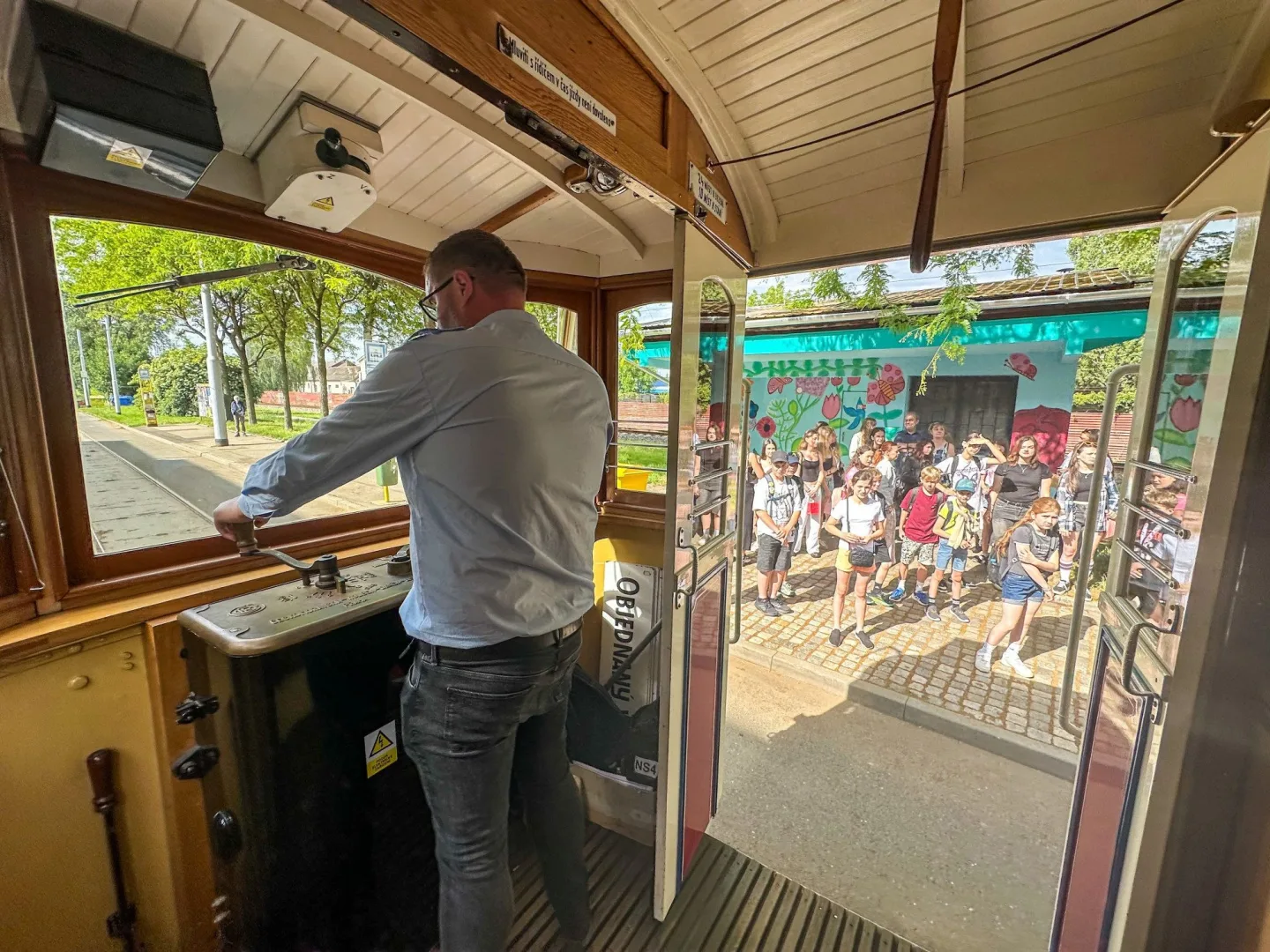 FOTOGFALERIE: Žáci ZŠ Gorkého vymalovali tramvajovou zastávku Pavlovičky. Podívejte se