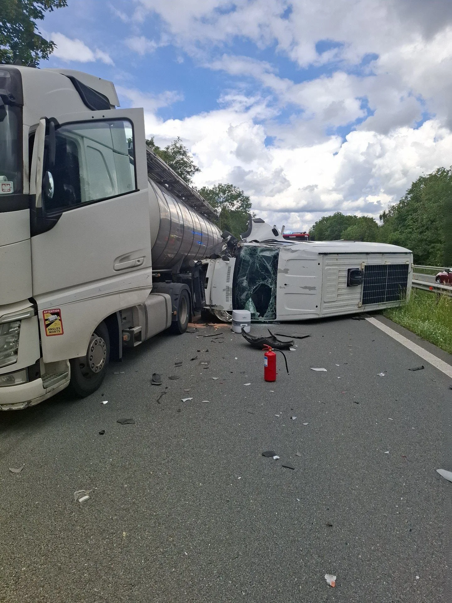 Dálnici D35 u Loštic uzavřela nehoda. Ve směru na Olomouc se srazily cisterna s dodávkou