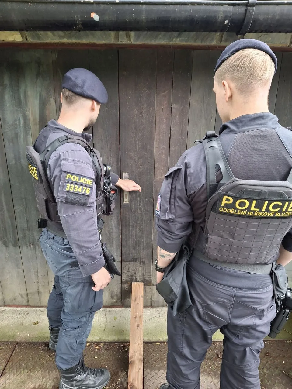 Tříměsíční policejní štěně poprvé v akci. Strážci zákona kontrolovali na Šumpersku chaty a chalupy