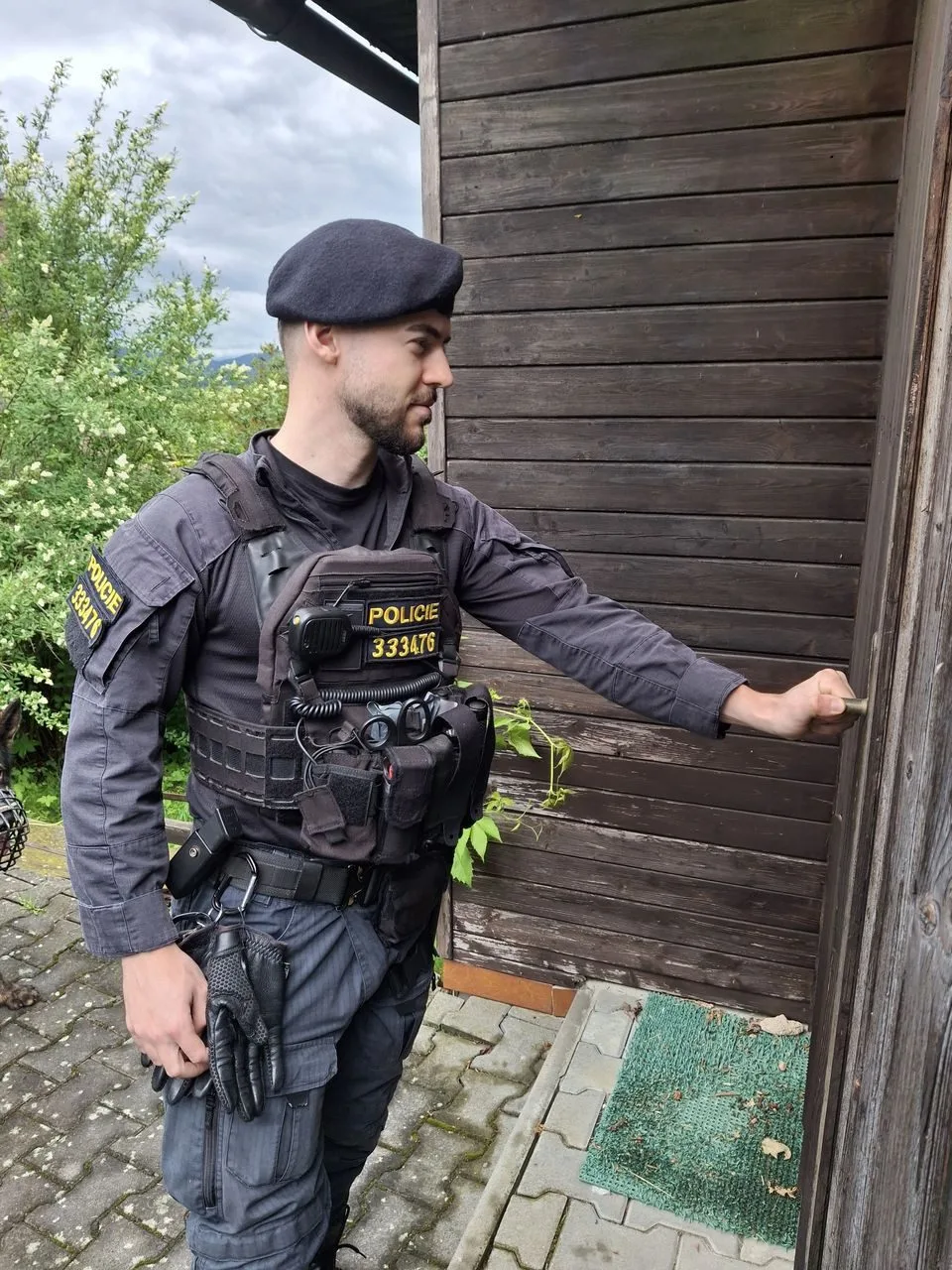 Tříměsíční policejní štěně poprvé v akci. Strážci zákona kontrolovali na Šumpersku chaty a chalupy