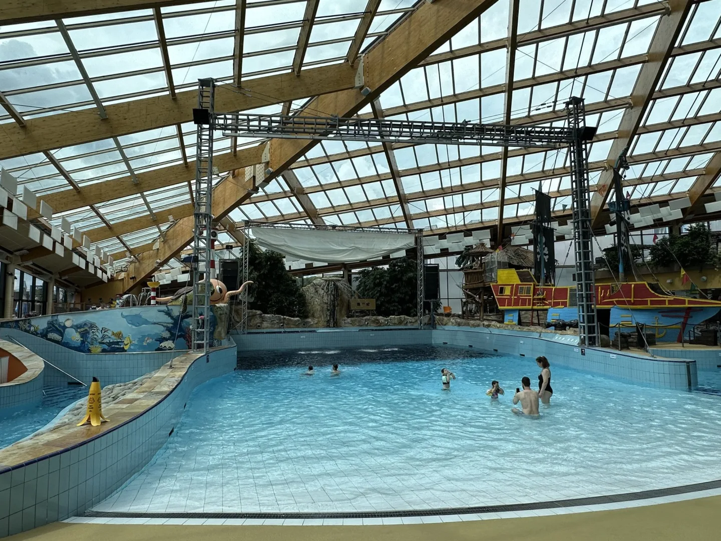 Tematické večery i exotické menu. Aquapalace Praha láká na léto ve stylu Tahiti