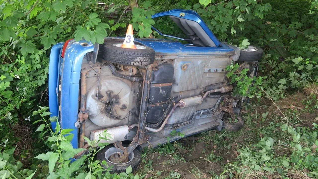 Auto převrácené v příkopu, srna nikde. Osmnáctiletý mladík na Šumpersku vyletěl ze silnice