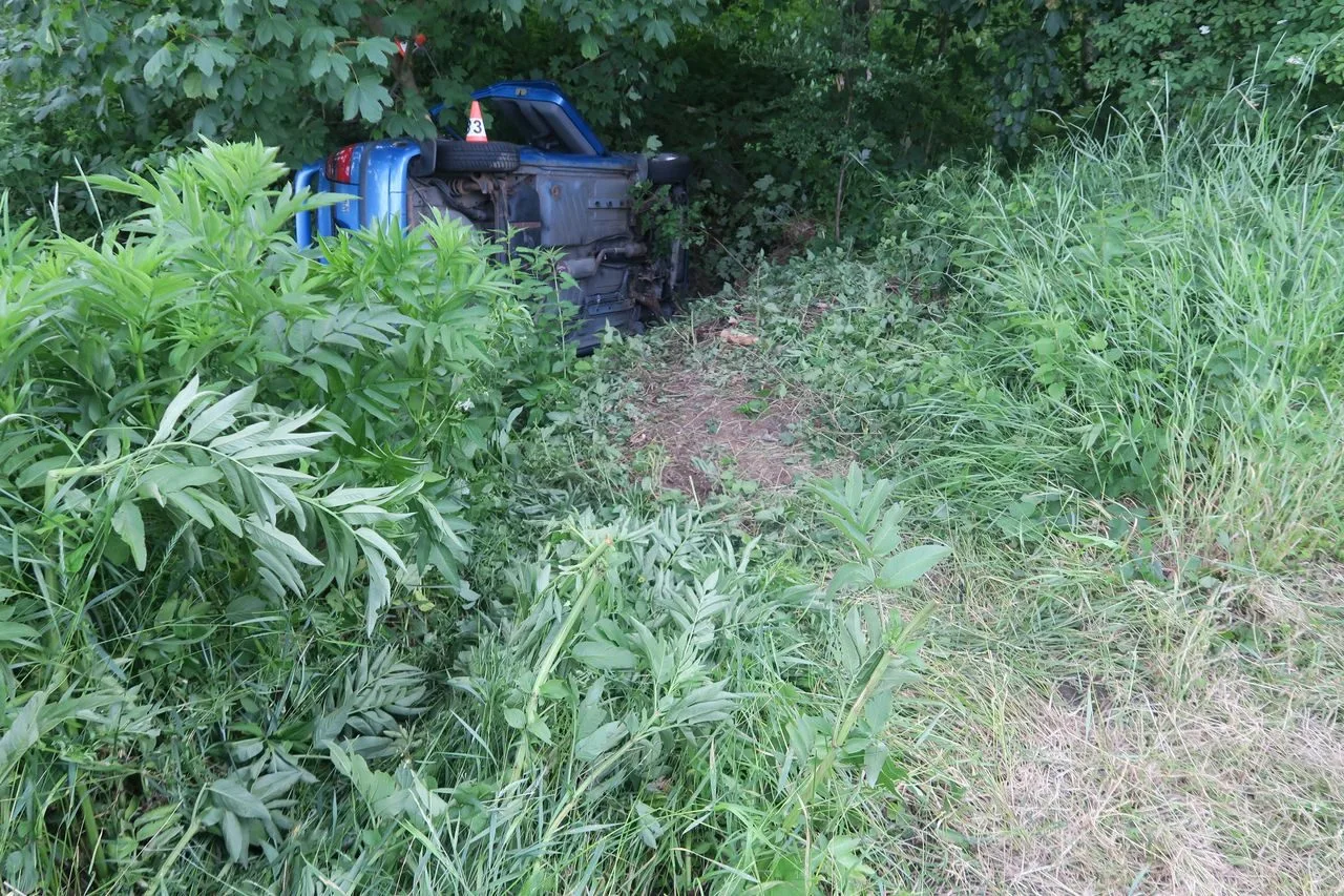 Auto převrácené v příkopu, srna nikde. Osmnáctiletý mladík na Šumpersku vyletěl ze silnice