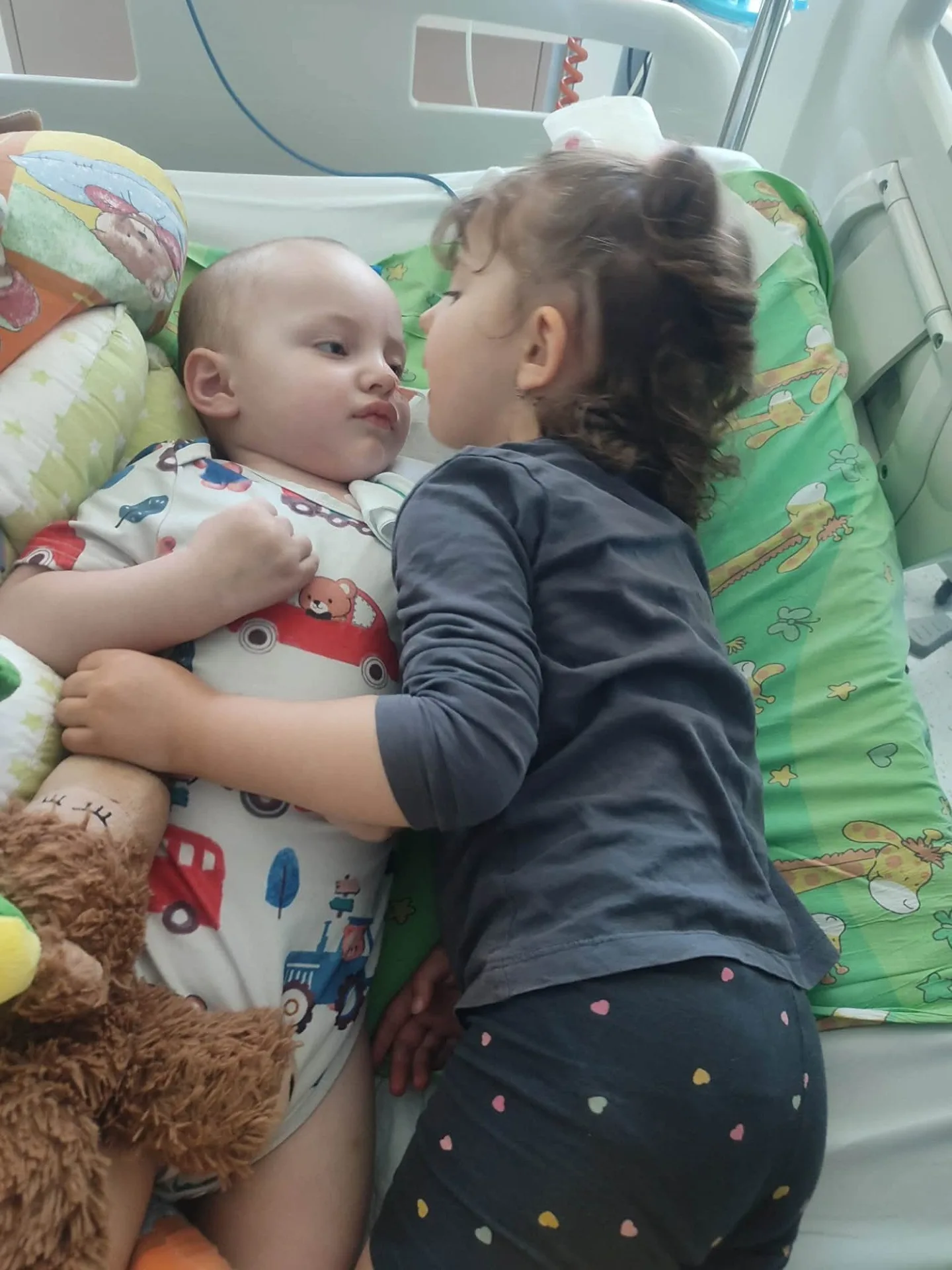 Dvouletý Kristiánek z Prostějova vdechnul hrušku a bojuje o život. S drahou léčbou pomáhá sbírka