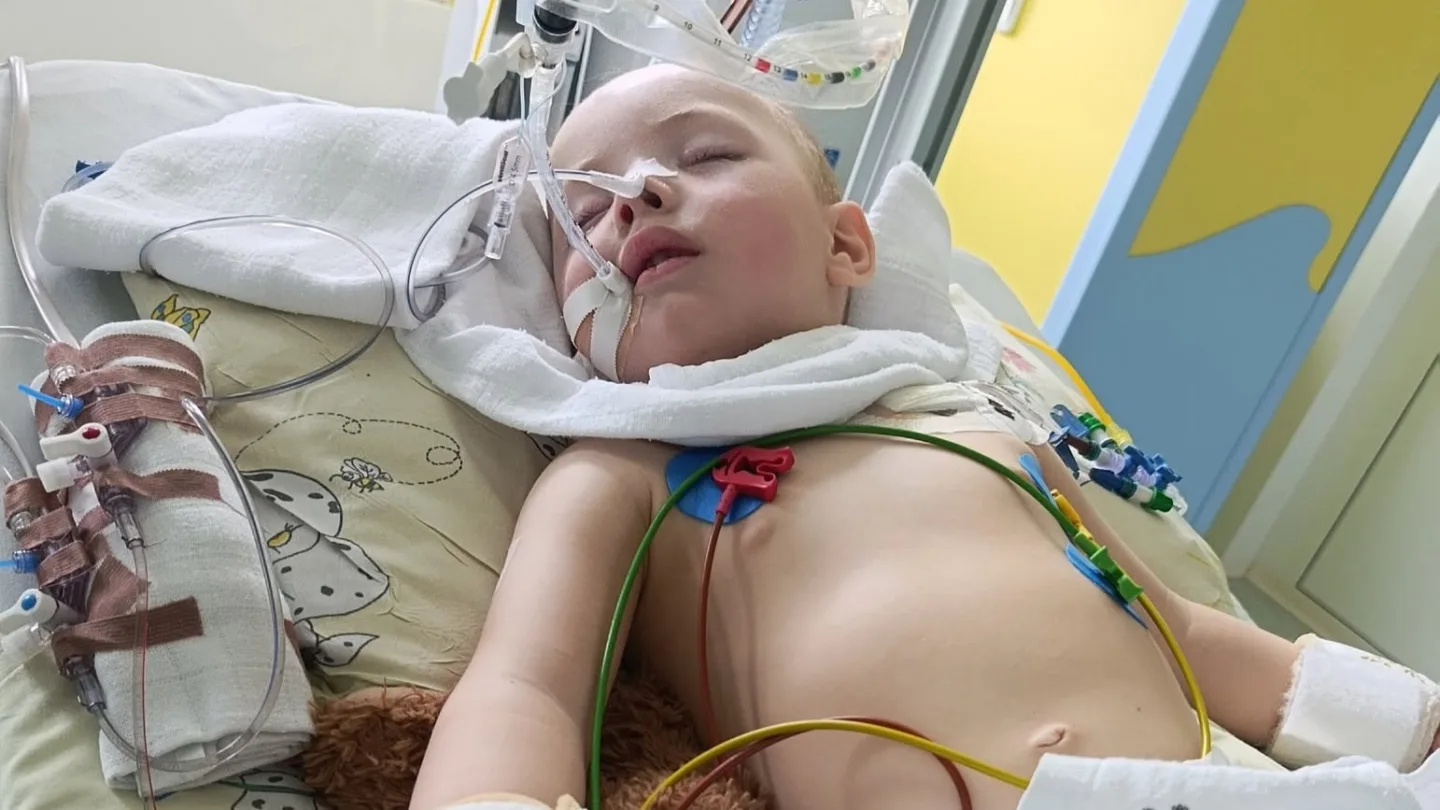 Dvouletý Kristiánek z Prostějova vdechnul hrušku a bojuje o život. S drahou léčbou pomáhá sbírka