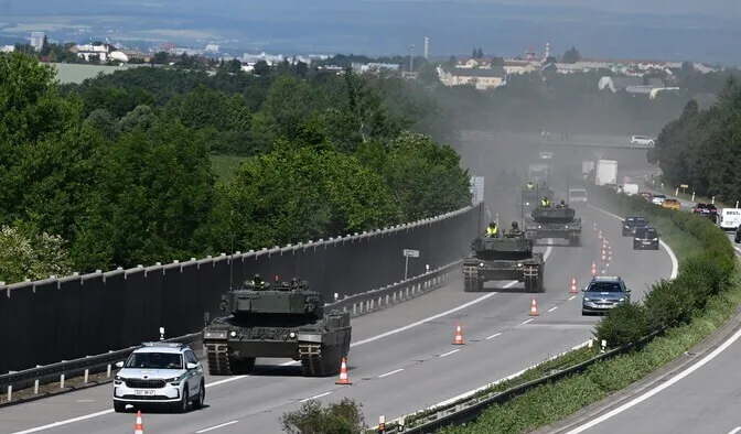 Tanky ovládly D35 u Olomouce. Někteří řidiči porušili předpisy a obrněná monstra si za jízdy natáčeli