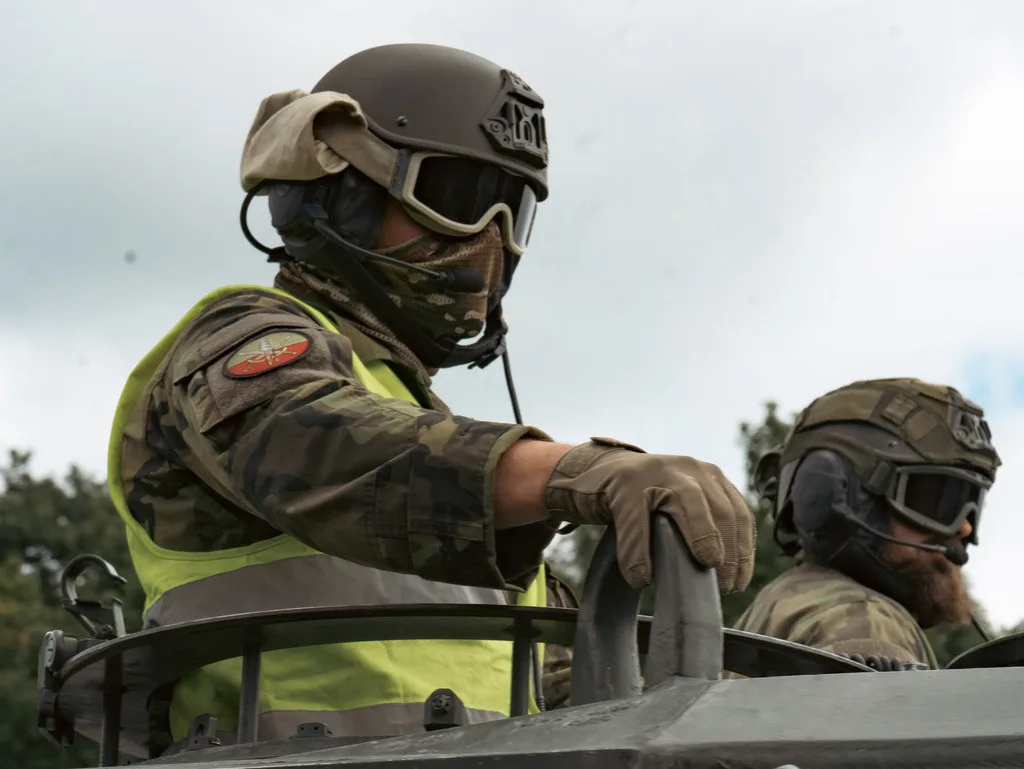 Tanky ovládly D35 u Olomouce. Někteří řidiči porušili předpisy a obrněná monstra si za jízdy natáčeli
