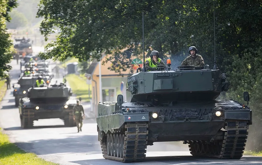 Tanky ovládly D35 u Olomouce. Někteří řidiči porušili předpisy a obrněná monstra si za jízdy natáčeli