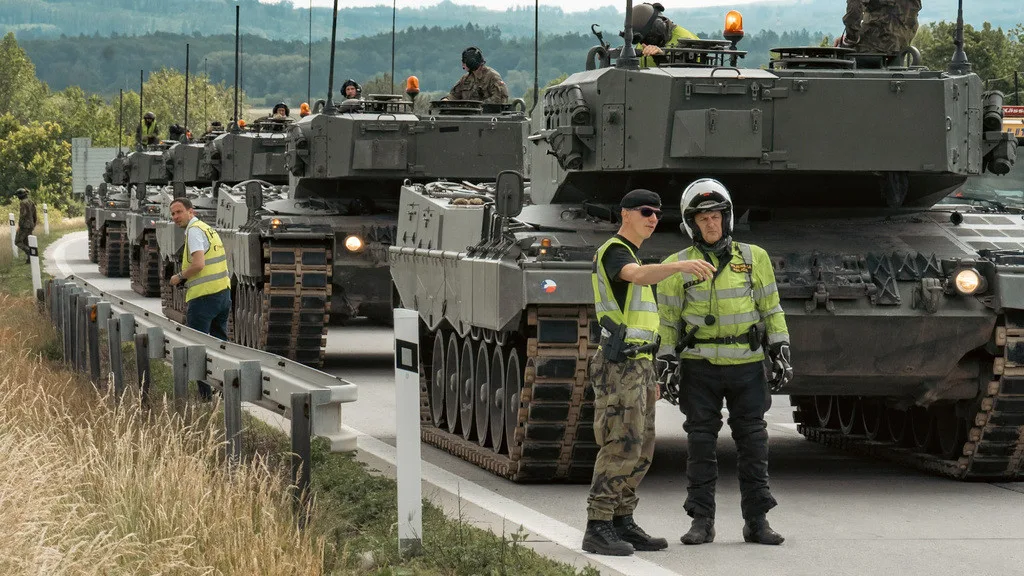 Tanky ovládly D35 u Olomouce. Někteří řidiči porušili předpisy a obrněná monstra si za jízdy natáčeli