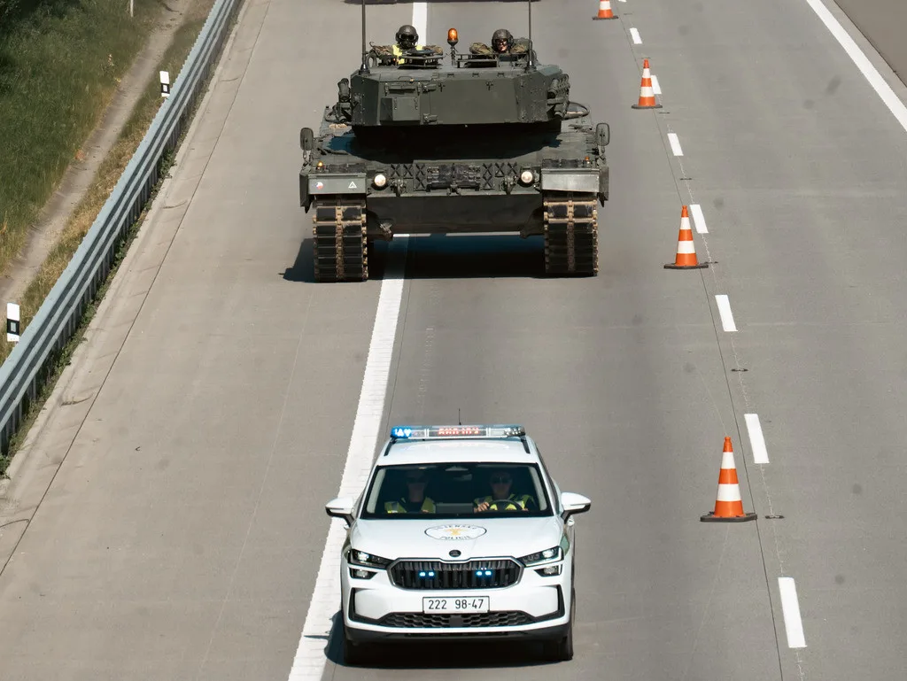 Tanky ovládly D35 u Olomouce. Někteří řidiči porušili předpisy a obrněná monstra si za jízdy natáčeli