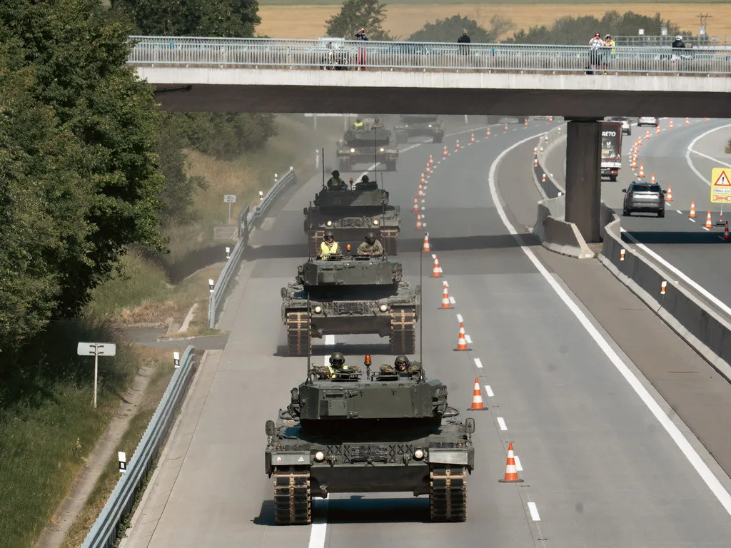 Tanky ovládly D35 u Olomouce. Někteří řidiči porušili předpisy a obrněná monstra si za jízdy natáčeli