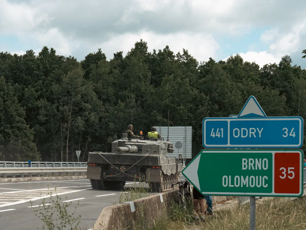 Tanky ovládly D35 u Olomouce. Někteří řidiči porušili předpisy a obrněná monstra si za jízdy natáčeli