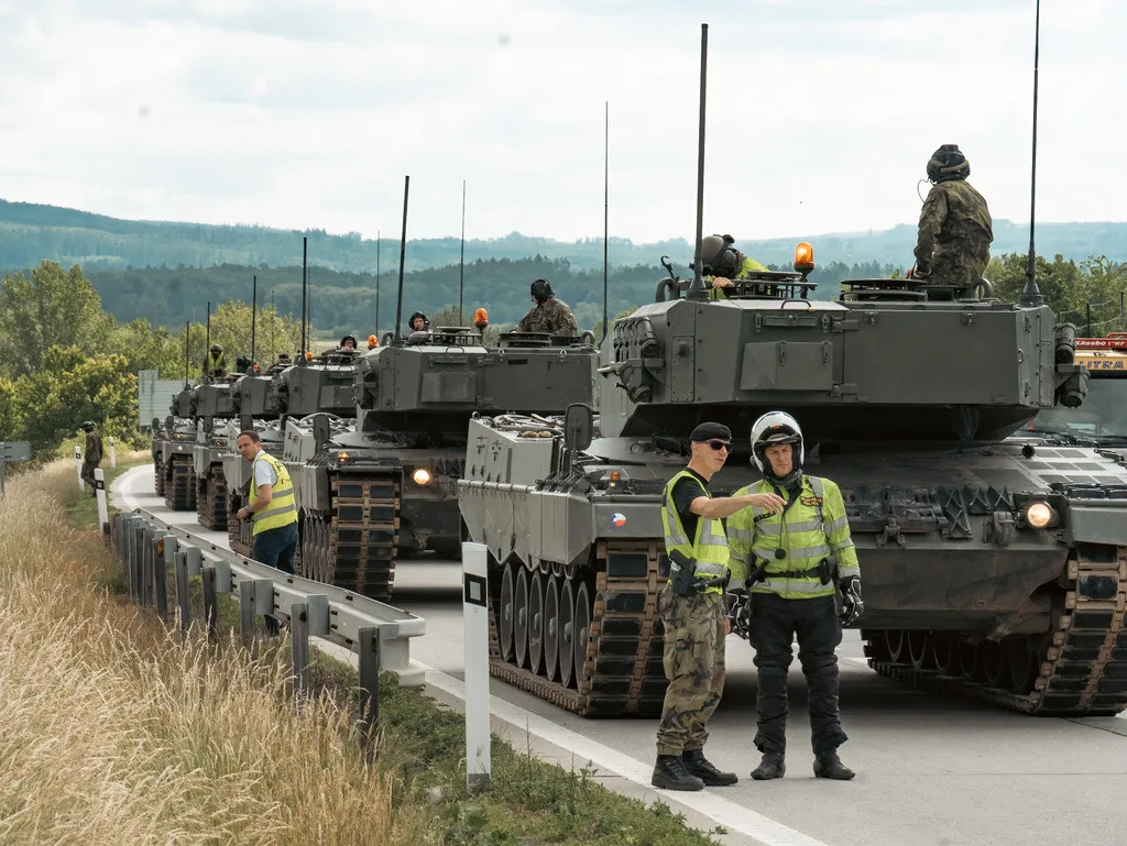 Tanky ovládly D35 u Olomouce. Někteří řidiči porušili předpisy a obrněná monstra si za jízdy natáčeli