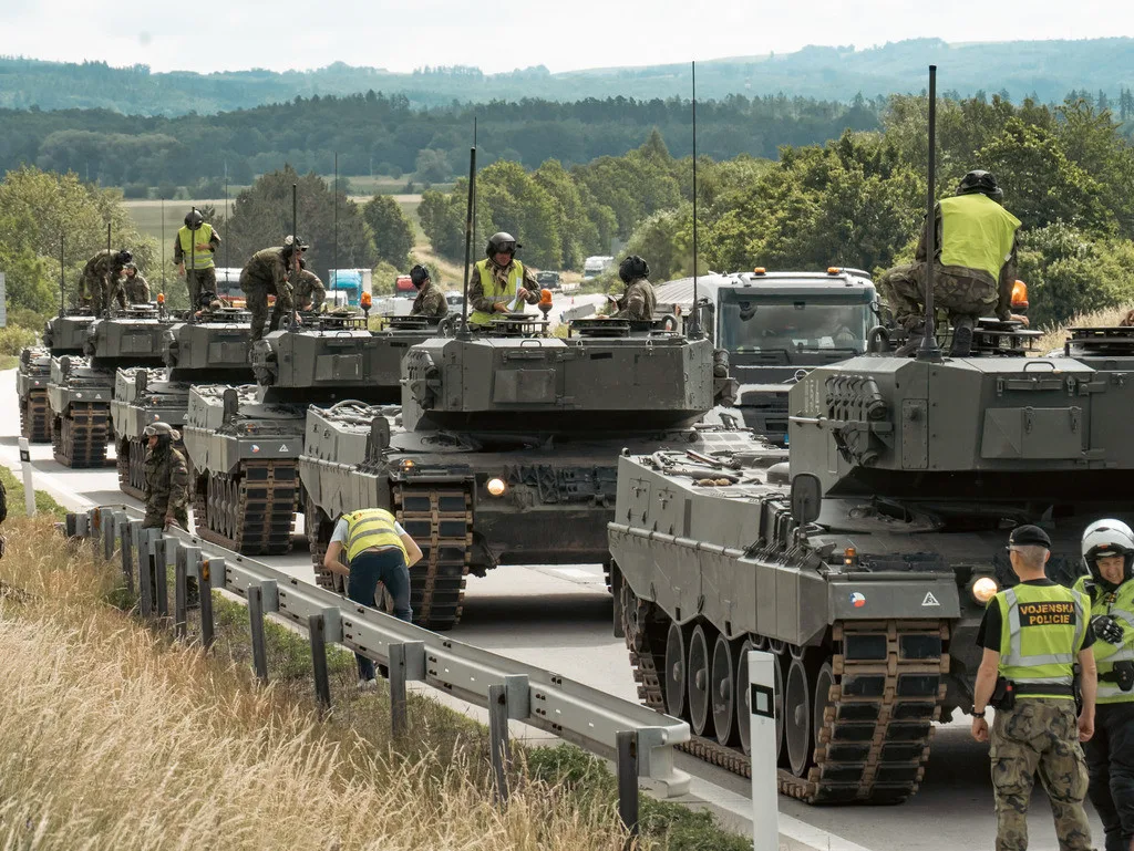 Tanky ovládly D35 u Olomouce. Někteří řidiči porušili předpisy a obrněná monstra si za jízdy natáčeli