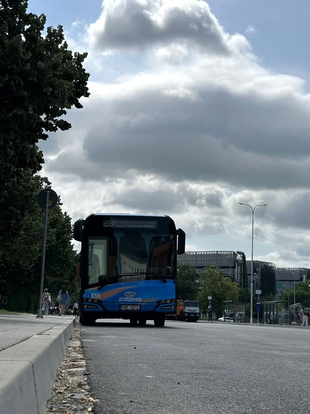 Důlkovaný asfalt vzbudil v Olomouci posměch i hněv. Novou silnici čeká odfrézování