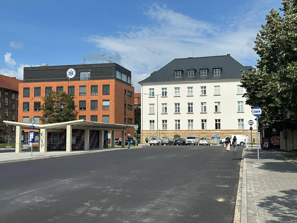 Důlkovaný asfalt vzbudil v Olomouci posměch i hněv. Novou silnici čeká odfrézování