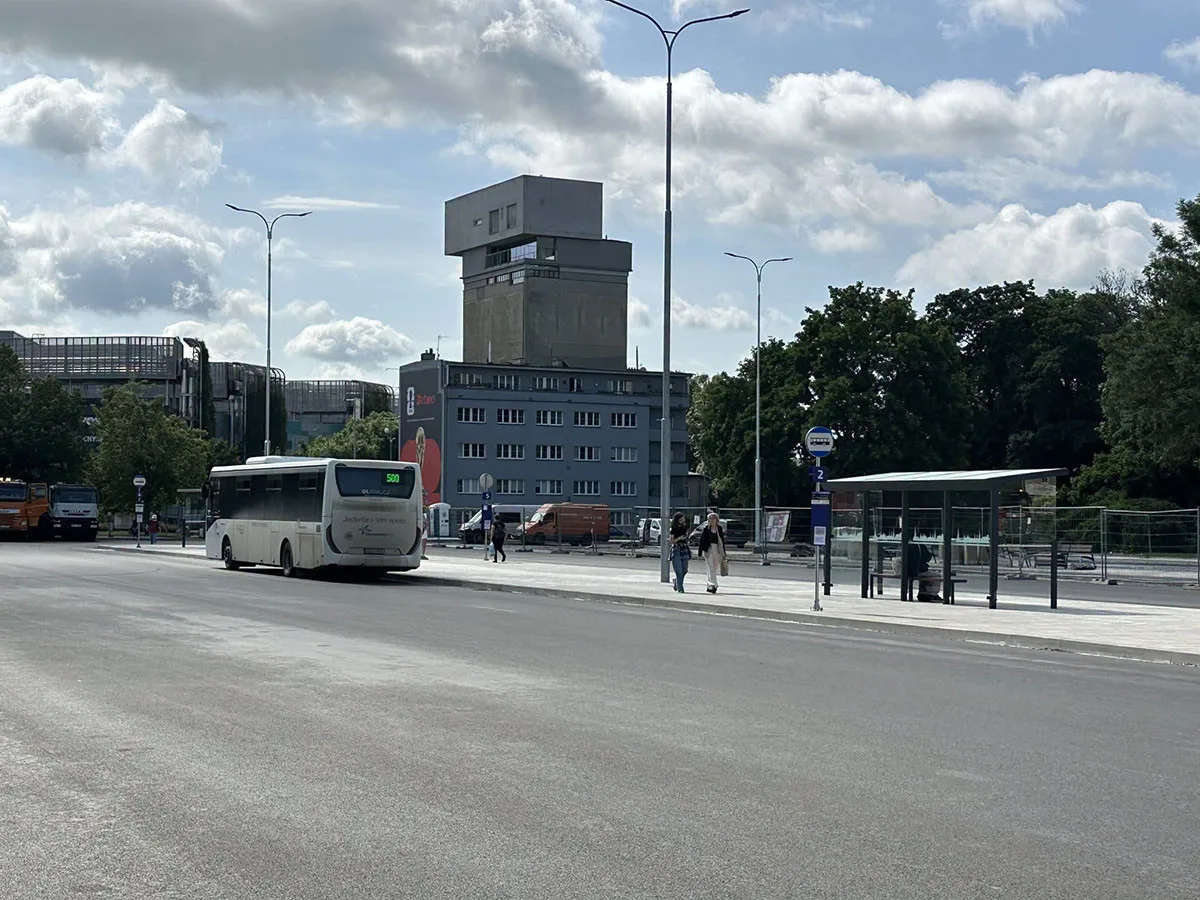Důlkovaný asfalt vzbudil v Olomouci posměch i hněv. Novou silnici čeká odfrézování