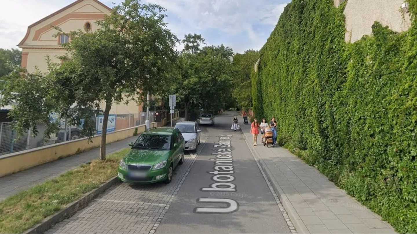 Dezorientovaná seniorka bloudila po Olomouci. Pomohla jí žena, která přivolala strážníky