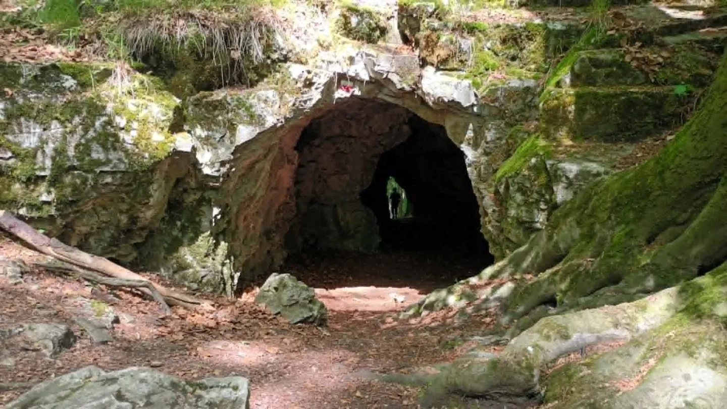 TIP NA VÝLET: Jeskyně Průchodnice u Ludmírova poskytne ochlazení a je opředená řadou legend