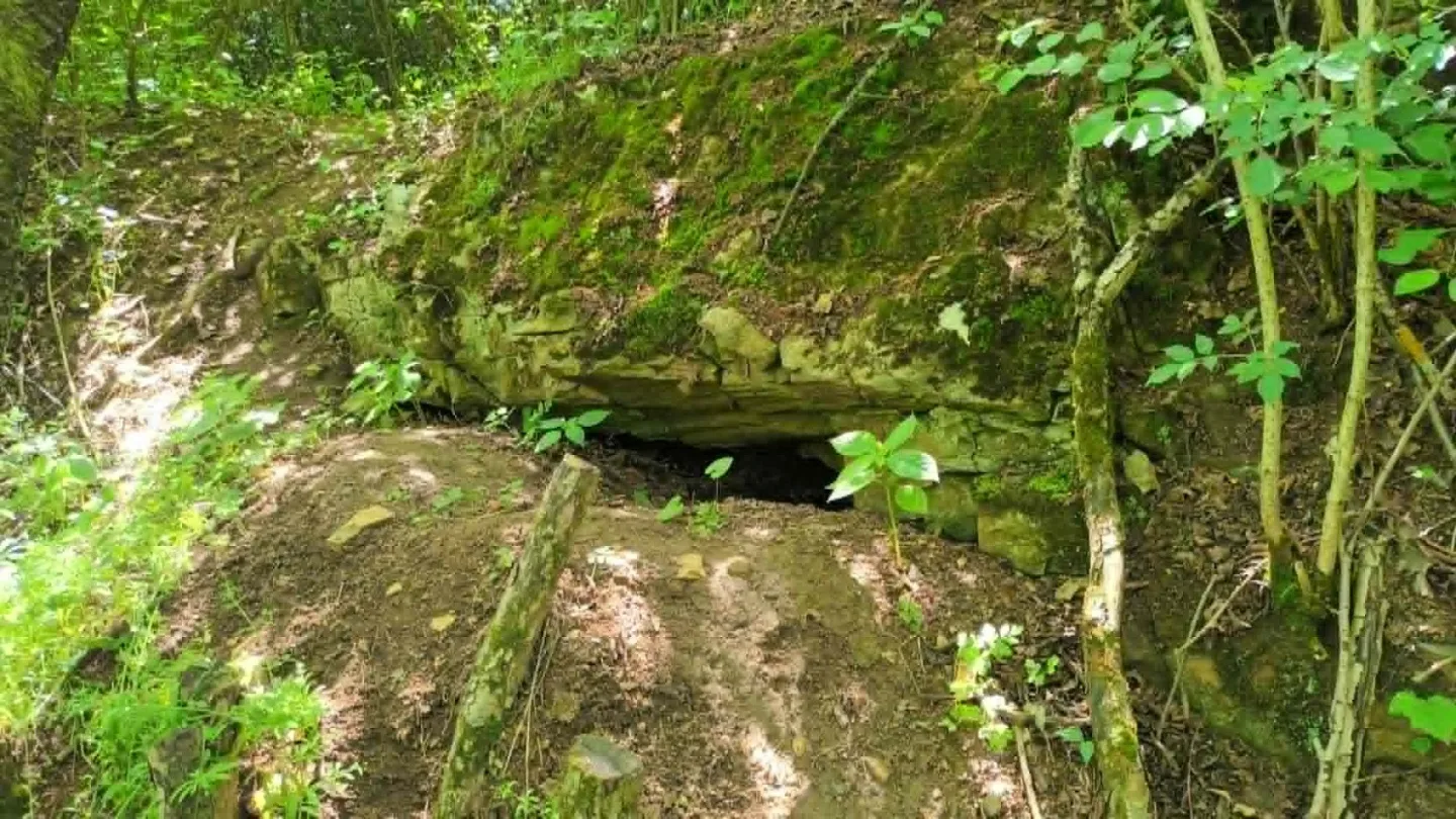 TIP NA VÝLET: Jeskyně Průchodnice u Ludmírova poskytne ochlazení a je opředená řadou legend