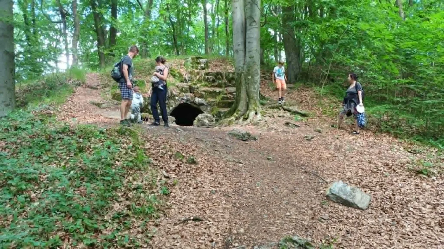TIP NA VÝLET: Jeskyně Průchodnice u Ludmírova poskytne ochlazení a je opředená řadou legend