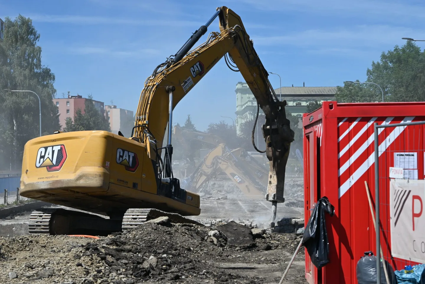 FOTO, VIDEO: Frekventovaný most v Hranicích šel po řadě odkladů konečně k zemi